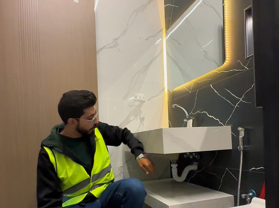 من اعمال صيانة المواسرجي تشييك الحمامات