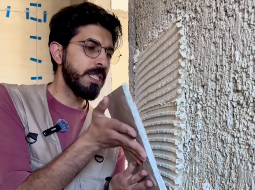 لاصق البلاط